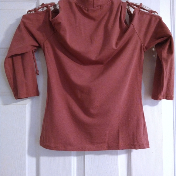 Fitted rouge criss cross cold shoulder blouse - Picture 2 of 4